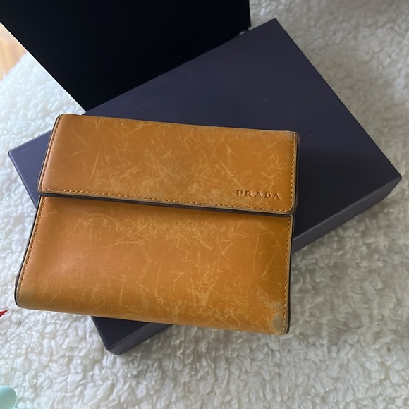 Prada yellow wallet with the box - Picture 11 of 13